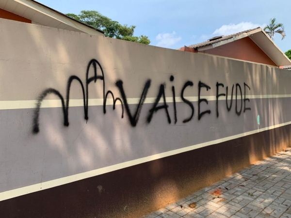 O muro do Colégio foi alvo de vândalos. (Foto: Portal Nova Santa Rosa)
