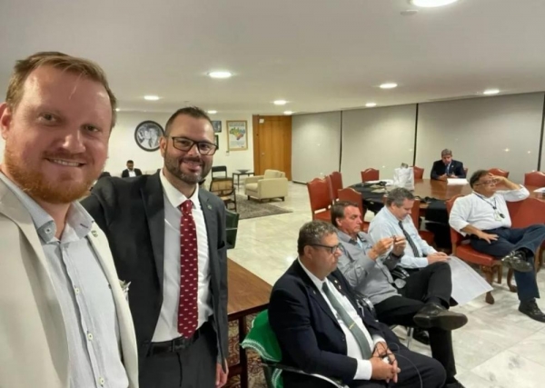 Jorge Gunt ao lado de Jorge Seif Junior juntamente com o Presidente Bolsonaro. (Foto: Divulgação)