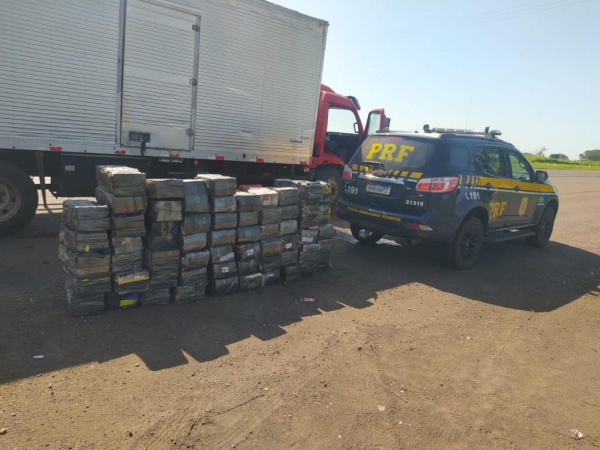 A droga estava escondida em um fundo falso do veículo, com placas de Maringá.(Foto: PRF)