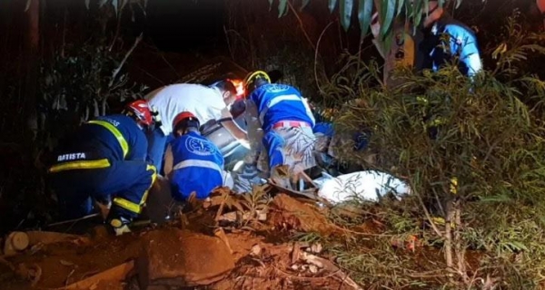 Um grande aparato do Corpo de Bombeiros foi mobilizado para socorrer o homem de 40 anos. (Foto: Reprodução Catve)