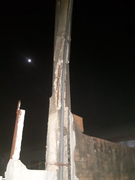 O Poste foi danificado a mais de seis meses. (Foto: Arquivo pessoal)