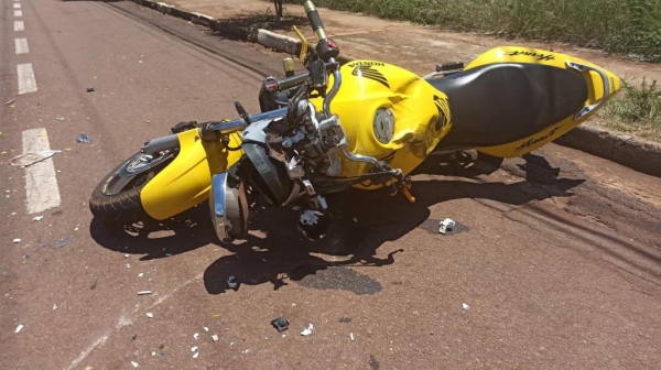 Os bombeiros realizram os primeiros socorros no motociclista. (Foto: Portal Nova Santa Rosa)