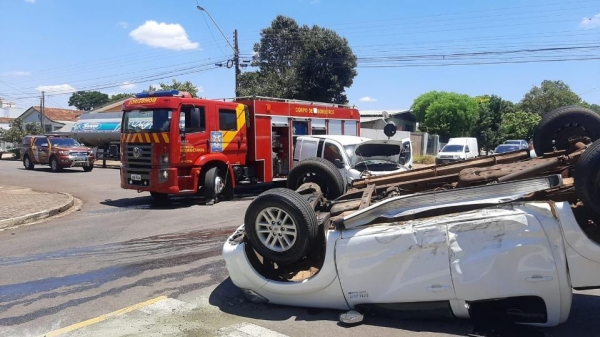 O motorista da doblo sofreu ferimentos leves e foi encaminhado para atendimento hospitalar. (Foto: Catve)