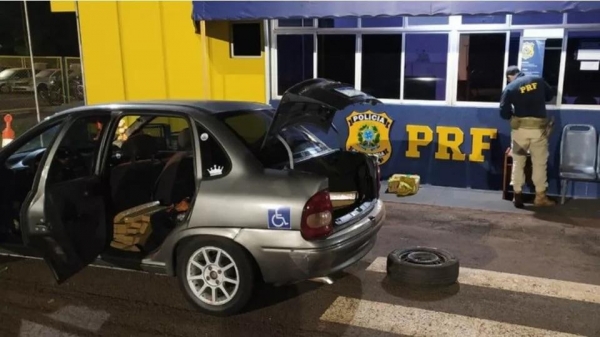 Dentro do veículo, de pronto, os policiais visualizaram grande quantidade de maconha, 147 quilos, sobre o assoalho, bancos e no porta-malas.(Foto: PRF)
