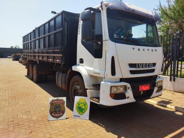 O caminhão e o contrabando foram encaminhados para a PF de Guaíra. (Foto: BPFron)