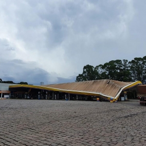 Cobertura de posto de combustível cedeu durante a chuva — Foto: William Batista/RPC Guarapuava