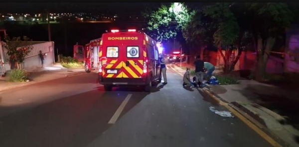 Rapidamente, os bombeiros iniciaram o combate às chamas. (Foto: Reprodução/Catve)