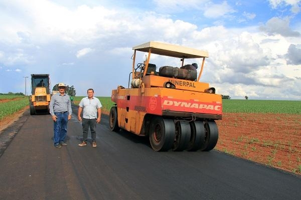 O asfalto irá melhorar a trafegabilidade da via para os nova-santa-rosenses e o escoamento da produção agrícola da região.(Foto: Assessoria)