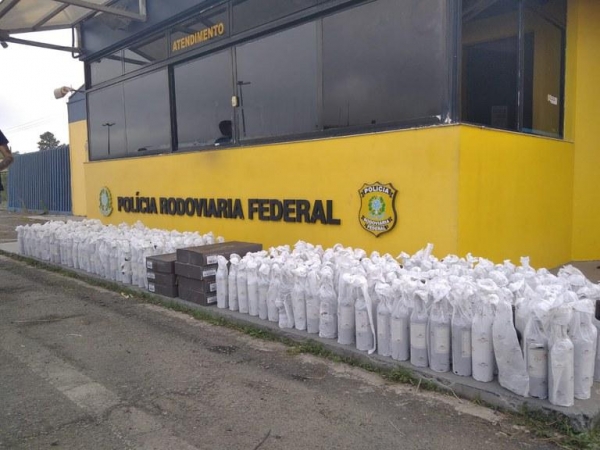 Os vinhos saíram de Santo Antonio do Sudoeste e seriam entregues em Cascavel. (Foto: PRF)