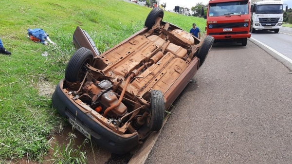Veículo acabou na canaleta de escoamento de água com as rodas para cima. (Foto: Catve)