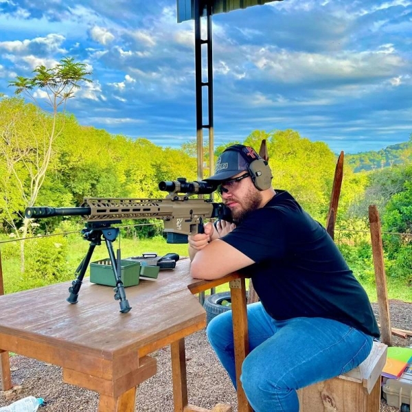 Tiago Rossi, de 28 anos, morador de Maringá, vai à Ucrânia lutar na guerra contra a Rússia. Foto: Arquivo pessoal