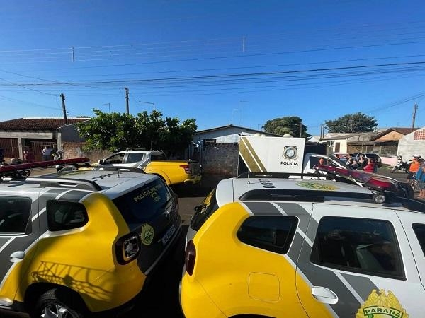 Policiais em frente a casa onde ocorreu a execução. Foto: GMC Online