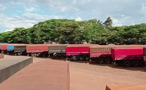 Caminhões aguardam na fronteira do Brasil e Paraguai, em Foz do Iguaçu — Foto: Reprodução