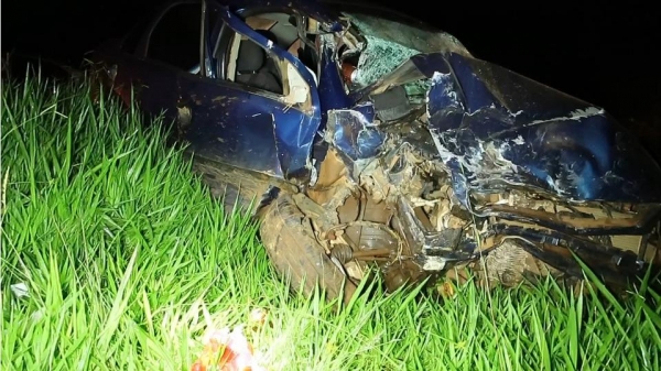 O motorista do Corsa, de 36 anos, teve ferimentos leves e foi encaminhado a UPA Veneza. (Fotos: Catve/Reprodução)