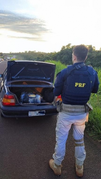 Em revista ao interior do Monza, foram encontrados três fardos com cerca de 50 quilos de maconha. (Fotos: PRF)