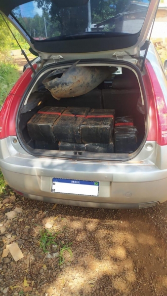 O condutor, abandonou o carro e fugiu. (Foto:PM/Divulgação)