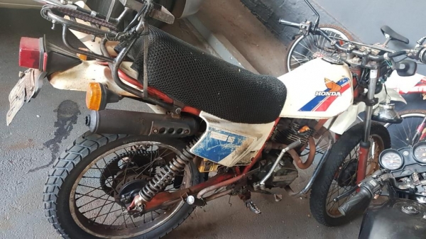 A moto foi recupera pela PM. (Foto: PM)