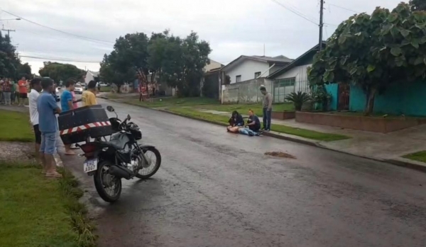 Familiares chegaram ao local rapidamente, sendo que reconheceram a vítima, ficando desesperados com o fato.(Foto: CGN)