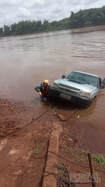 Somente hoje a S-10 foi tirada do rio. (Fotos: Divulgação/Arquivo Pessoal)