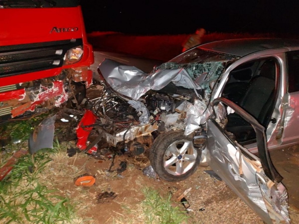 O veículo ficou com a frente destruída. (Fotos: PRE)