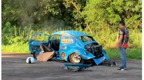 O carro ficou bastante destruído. (Foto: Catve)