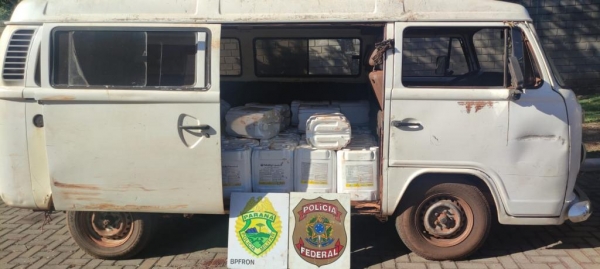 A Kombi estava carregado com cerca de 50 (cinquenta) galões de 20 (vinte) litros de agrotóxico de origem paraguaia.(Fotos: Polícia Federal)