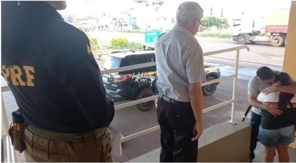 No final da tarde, os familiares, que saíram do Mato Grosso do Sul, chegaram a Rio Verde e reencontraram a garota.(Foto: PRF)