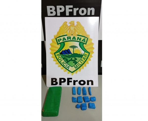 A droga e os envolvidos foram encaminhados para a delegacia. (Foto: BPFron)