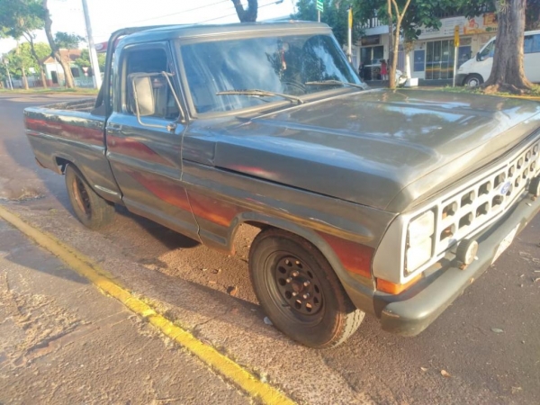A caminhonete estava com placas paraguaias. (Fotos: PRE)