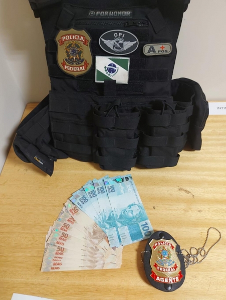 Foram apreendidas 5 (cinco) cédulas de 100 reais e 10 (dez) cédulas de 50 reais, todas com indícios de falsidade. (Foto: PF)