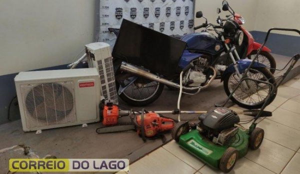 Moto e objetos apreendidos. (Foto: Correio do Lago)
