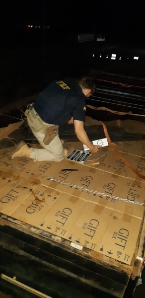 Na carreta, havia aproximadamente 275 mil maços de cigarros contrabandeados do Paraguai. Foto: PRF