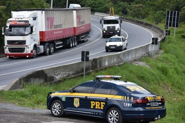 Neste ano, não haverá restrição de tráfego para veículos ou combinações de veículos excedentes em peso ou dimensões, nas rodovias federais que cortam o estado.(Foto: PRF)
