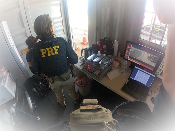 Em revista foram encontrados 10 invólucros contendo cerca de 5 quilos da droga. (Foto:PRF)