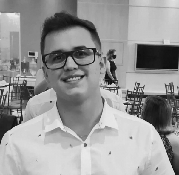 O jovem deixa os pais Regina e Rogério Quessada e a irmã Ellen. (Foto: Arquivo familiar)