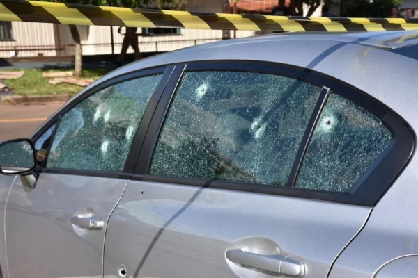 Suspeitos dispararam pelo menos nove tiros contra as vítimas, em Umuarama — Foto: Danilo Martins/ OBemDito/ Imagem cedida