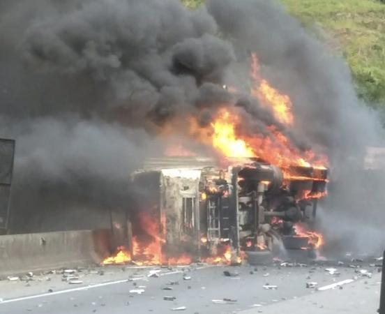  Um caminhão, carregado de desodorante, tombou, e pegou fogo.  Foto: Reprodução