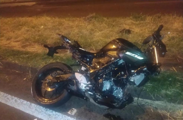 Moto bateu na traseira de um caminhão parado, segundo a polícia — Foto: PRF