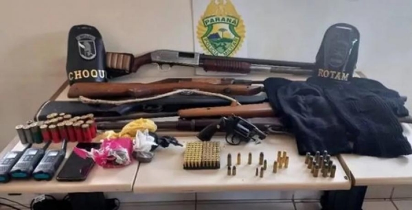 Armas, munições e materiais apreendidos na operação (Foto: 1° Batalhão de Polícia Militar )