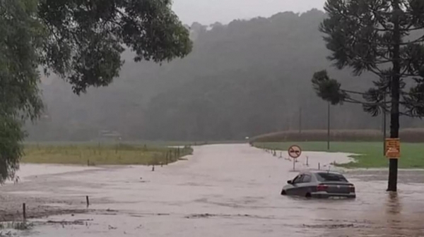 Carro arrastado pela forte correnteza com a chuva intensa e que não dá trégua em Santa Catarina . Foto: Metsul/Divulgação