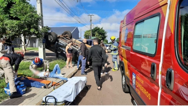 Com a força do impacto a Toyota Hilux capotou, parando com as quatro rodas viradas para cima. Foto: Catve