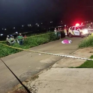 No local, os policiais encontraram o homem em via pública e em meio a muito sangue. (Foto: PM)