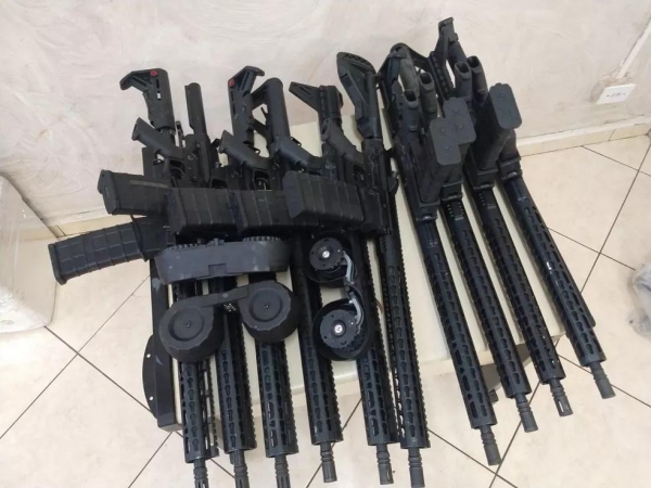 10 fuzis são apreendidos em carro sobre plataforma de guincho — Foto: Zito Terres/RPC Foz do Iguaçu