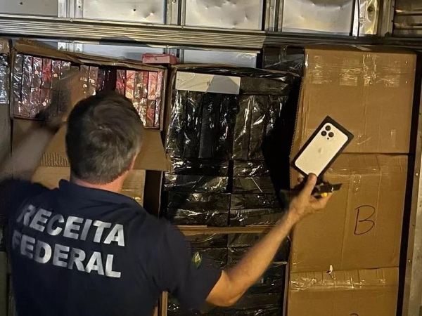 Carga estava escondida em caminhão carregado com fardos de arroz — Foto: Receita Federal