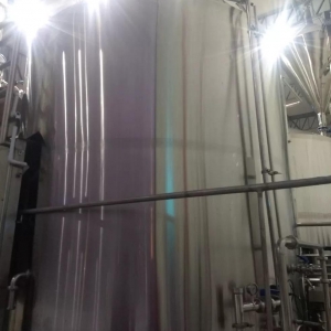 Tanque de cerveja de empresa de Lauro Müller — Foto: CBMSC/Divulgação