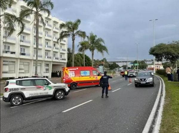 Trânsito uma faixa na Avenida Beira-mar Norte, em Florianópolis, após explosão em hotel — Foto: Fernanda Moro/NSC TV