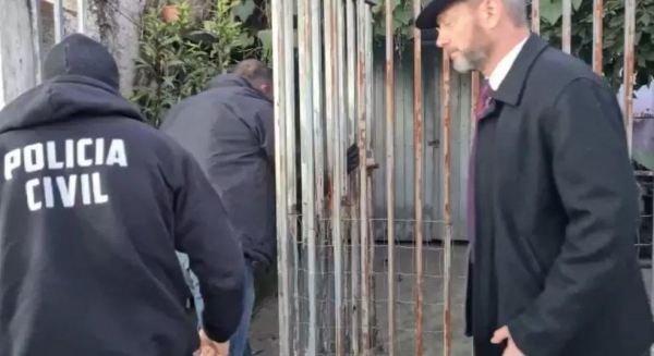 Policiais cumpriram mandado de prisão e busca e apreensão em Curitiba — Foto: Polícia Civil