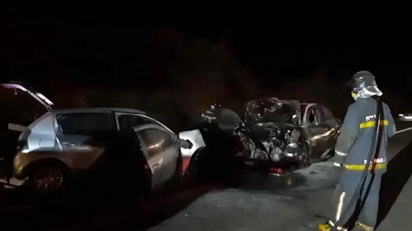 A colisão frontal envolveu um Sandero e um Megane que seguiam em sentidos opostos da via. Foto: Catve