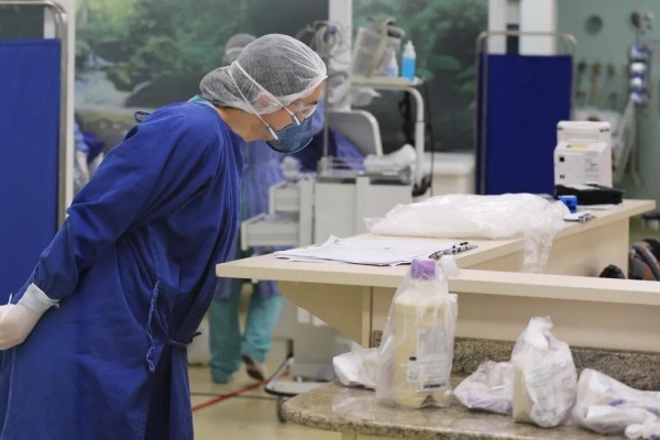 Mesmo com aumento de casos da Covid no Paraná, secretário diz que situação está sob controle e faz apelo para população completar esquema vacinal — Foto: Geraldo Bubniak/AEN