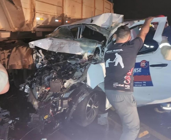 Furgão e caminhão bateram, em Ponta Grossa — Foto: PRF